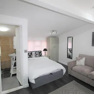 2 Min Walk To Upton Park Station London