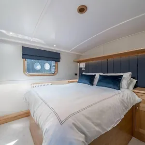 Luxurious Houseboat Near Canary Wharf In London