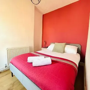 Elegant House In Stratford London