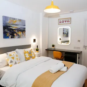 Alloggio in famiglia New Luxury In The Heart Of Next To Shops, Cafes, Bars & Metro With Shared Bathrooms, Londra